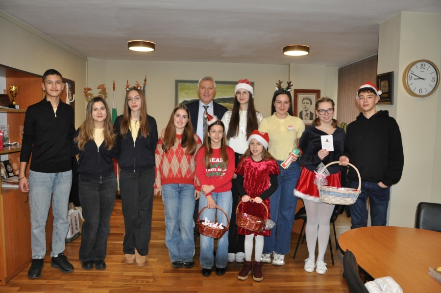 Ученици раздаваха коледни късмети и усмивки в Общинска администрация - Разлог