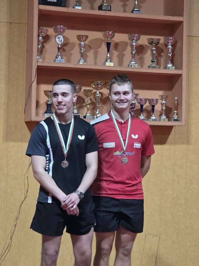 Симеон Стоичков от Дупница грее с бронз от Националния турнир по тенис на маса  „Млад Олимпиец“