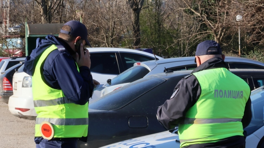 Радомирци в ареста след пиянска изцепка: Жена зад волана с 1,88 промила, спътникът ѝ нападна патрула