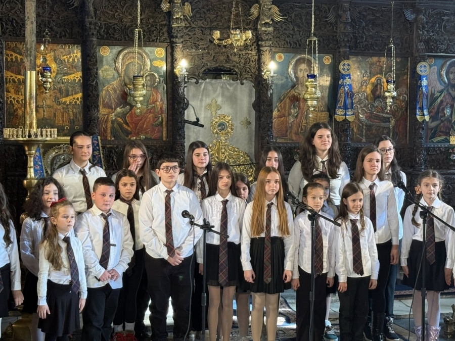 В очакване на Рождество:Посланията за мир, любов и доброта отправиха ученици от ОУ „Св. св. Кирил и Методий“ в Митрополитската църква на Самоков