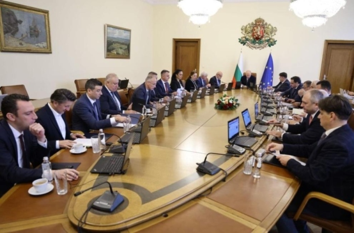 Обмяната на левове в евро през Български пощи и още 48 точки в дневния ред на кабинета в оставка