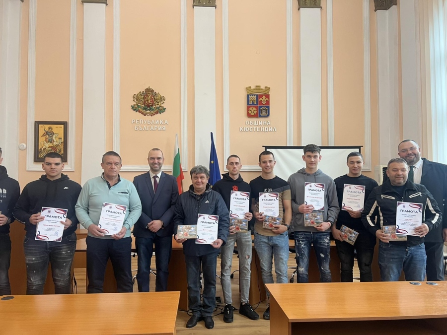 Кметът на Кюстендил награди млади доброволци от състезанията в Златоград и Смолян