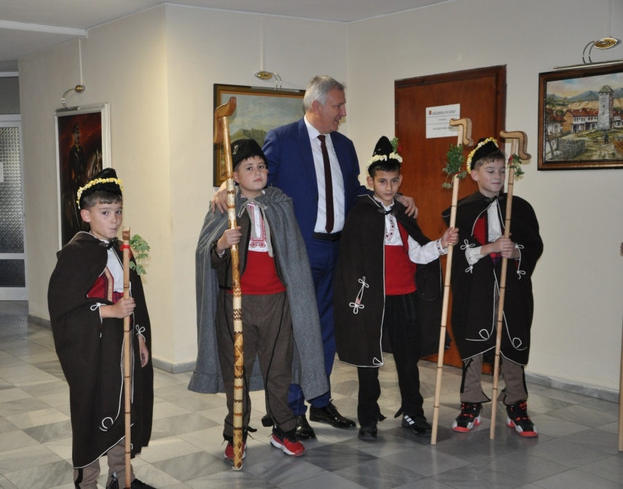 Коледарска благословия огласи сградата на Общинската администрация в Разлог