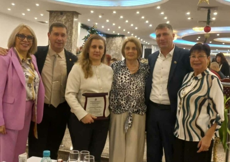 Директорът на СУ „Св. Паисий Хилендарски“ в Кресна получи наградата „Директор на годината – 2025“