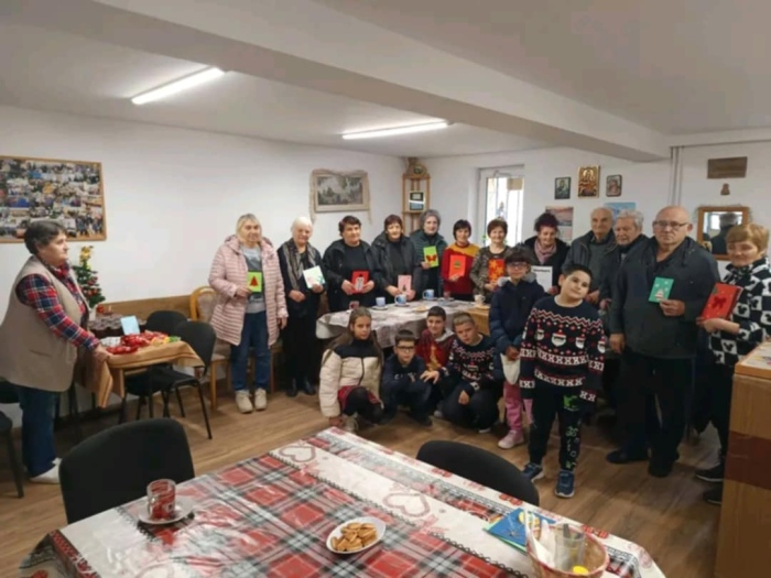 Ученици зарадваха хората с увреждания в Сапарева баня с коледни песни и картички