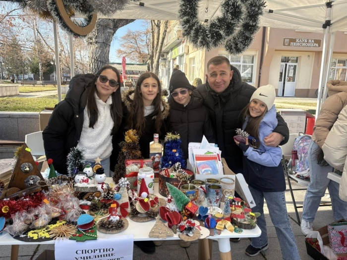 Коледа е най-красива, когато е кауза! Ученическият базар в Самоков събира средства за добротворчески инициативи