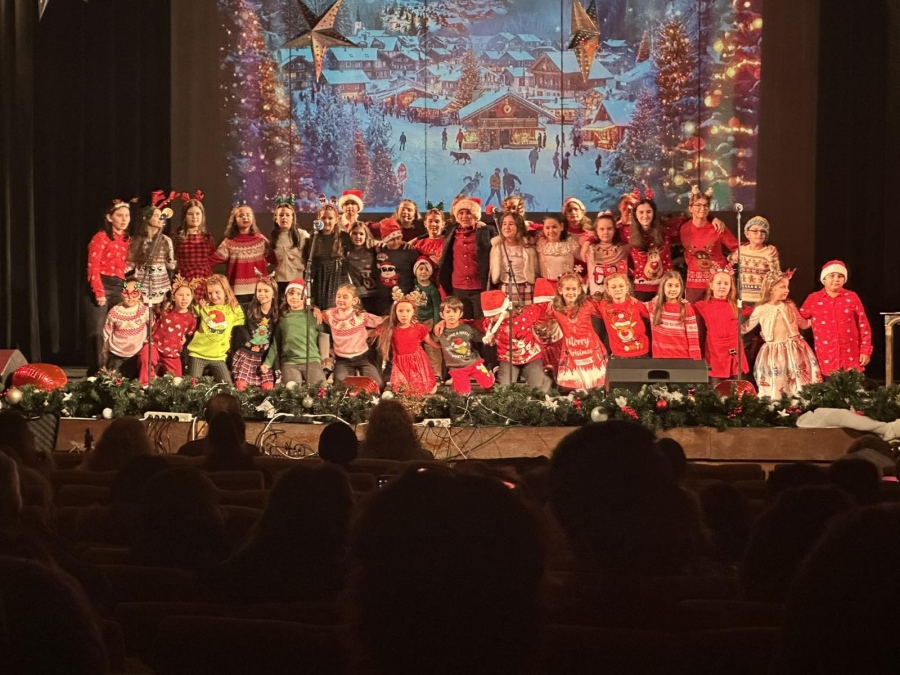 Трогателен жест на децата от Арт портал – Дупница! Коледният им мюзикъл “Откраднатата пощенска кутия“ събра 2 510 лева в помощ на семейство Симчеви от Сапарева баня