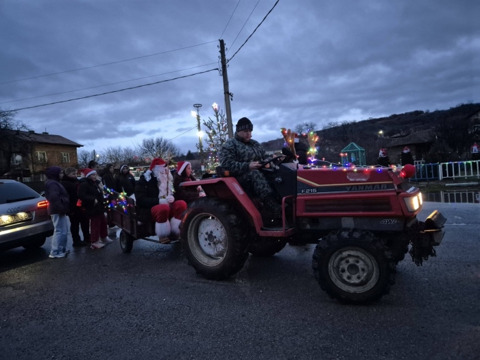 Дядо Коледа и Снежанка раздадоха в Долистово цяла шейна с подаръци