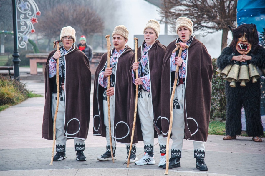 Ученици от СУ „Христо Ботев“ отпразнуваха Коледа с празнична анимация и благотворителен базар в Сапарева баня