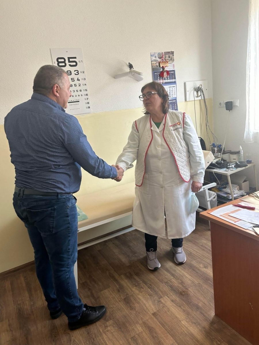 Общински съветници дариха медицинска кушетка на личен лекар в Добринище
