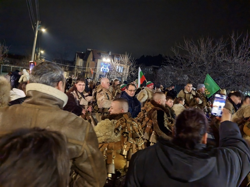 Джерман запали сурвакарския огън и даде старт на традиционните сурвакарски игри