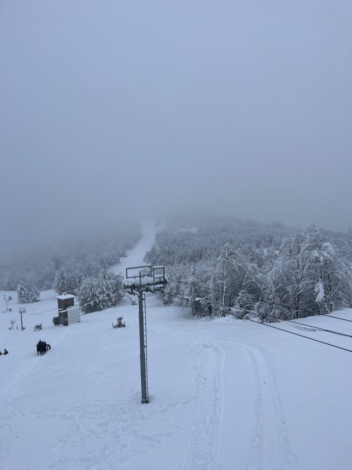 Част от съоръженията и пистите в ски център \
