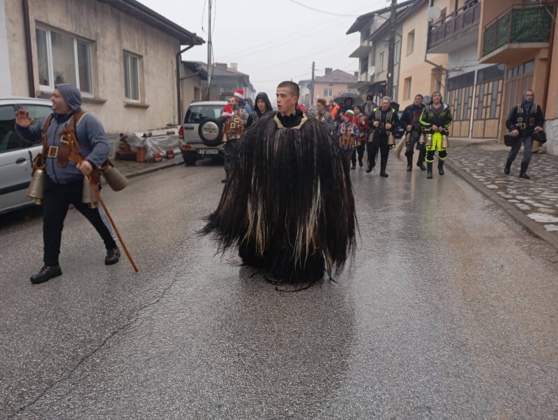 Кукерската група дефилира по улиците на Бачево