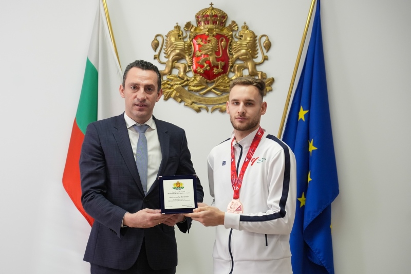 Талантът в таекуондото Александър Джорджев от Дупница с награда от спортния министър