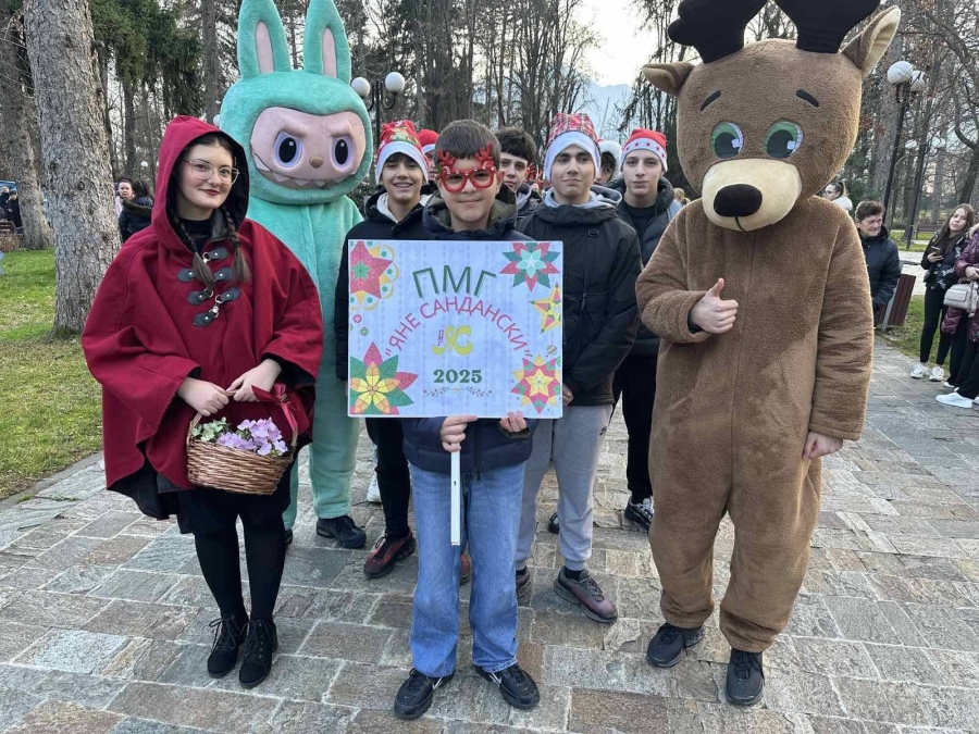 Учениците от ПМГ зарадваха самотни възрастни хора и участваха в приказен парад в Гоце Делчев