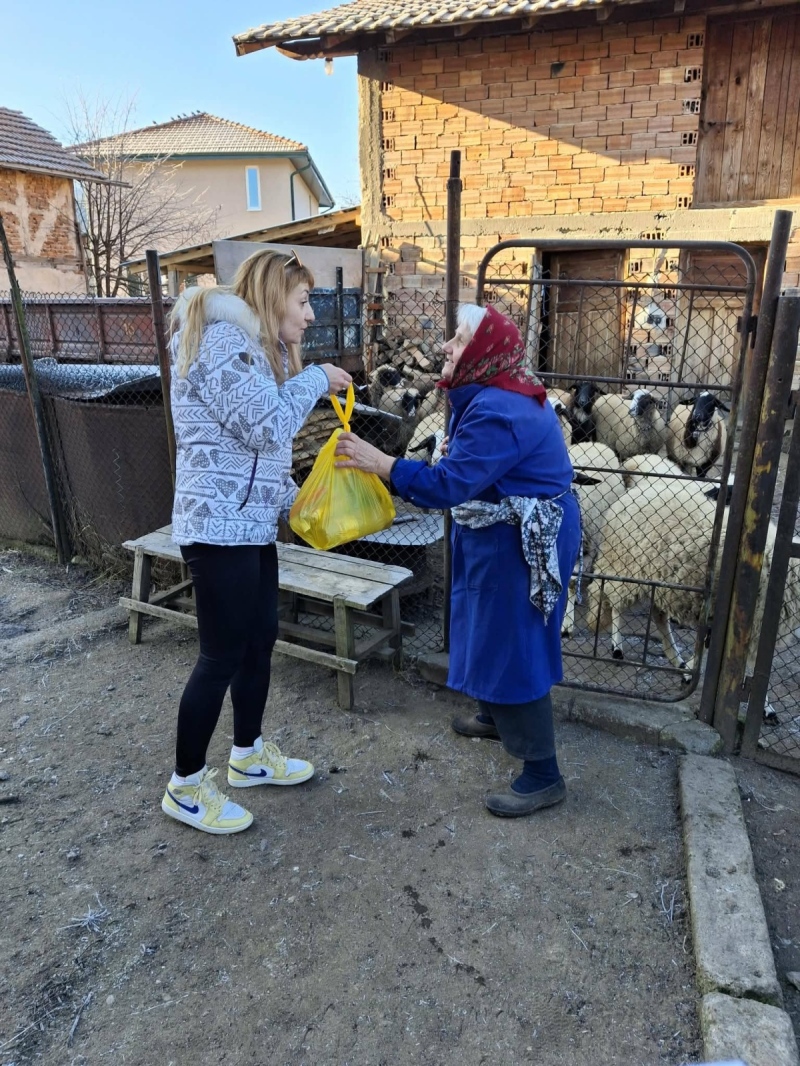 В Самоковско: Стотици пакети достигнаха до възрастни хора в коледната кампания на „Бъди Човек“
