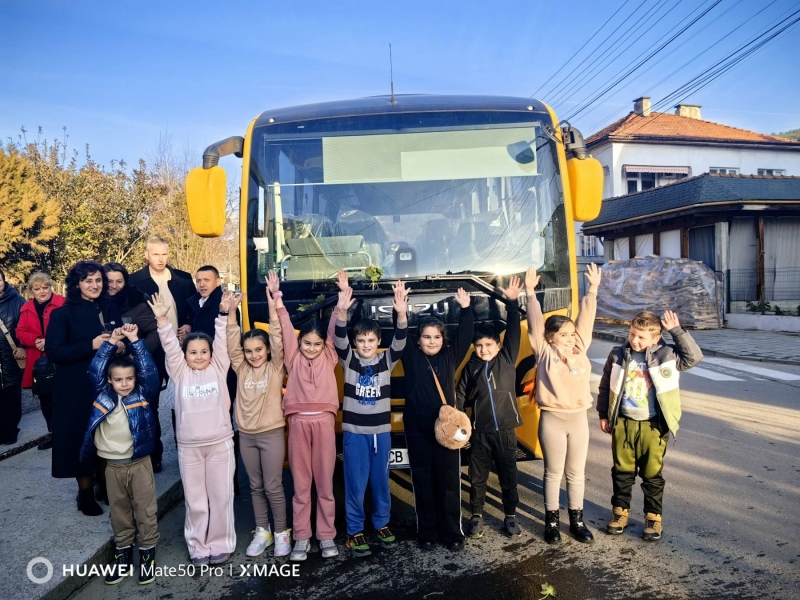 Нов училищен автобус подобрява условията за учениците в Якоруда