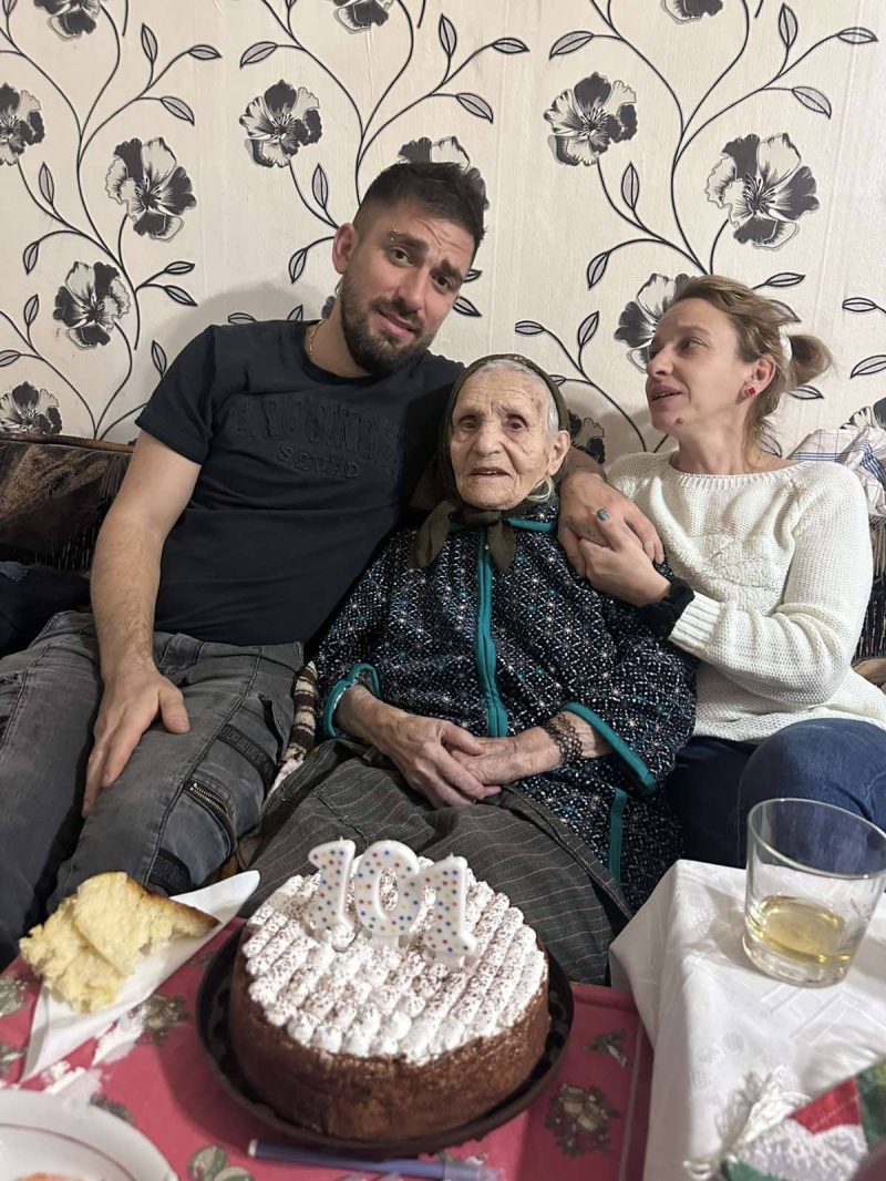 Баба Йорданка от Горни Окол празнува 101-ия си рожден ден с цялото семейство