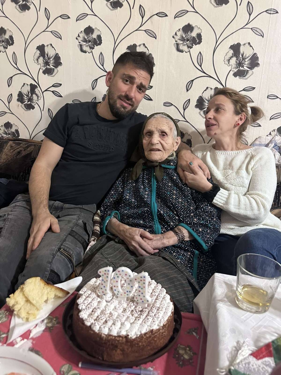 Баба Йорданка от Горни Окол празнува 101-ия си рожден ден с цялото семейство