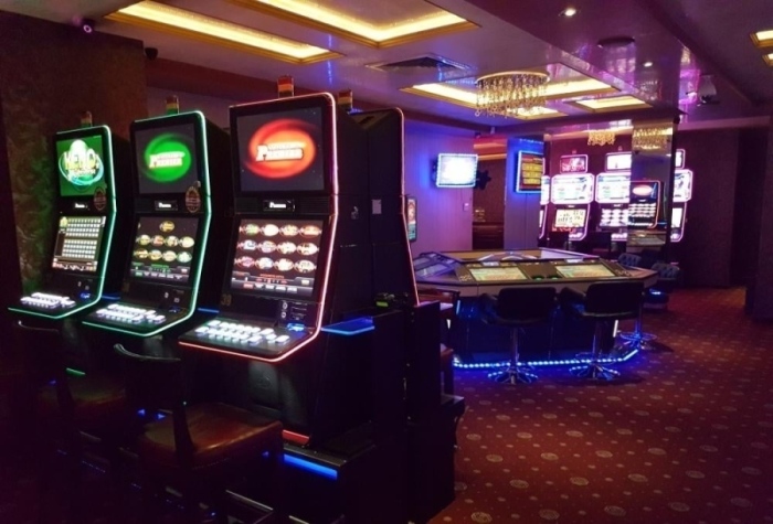 Задържаха мъж от Струмяни, потрошил игрален автомат в казиното  