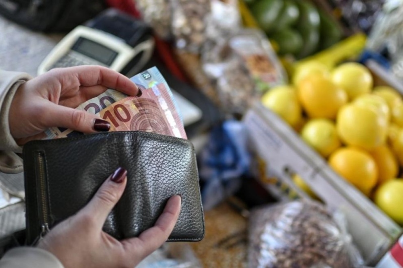 Минималната работна заплата става 620,20 евро