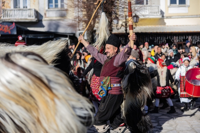 Вековната „Старчевата“ отново разтърси Разлог и събра хиляди в празнично хоро