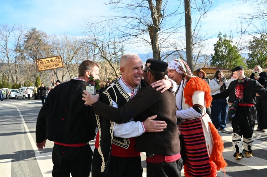 Пазители на традицията: Кметът и неговият син посрещнаха магията на Сурва в Симитли