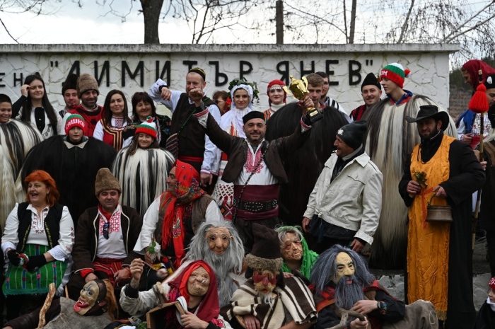 120 сурвакари пропъдиха злото от най-дългото село