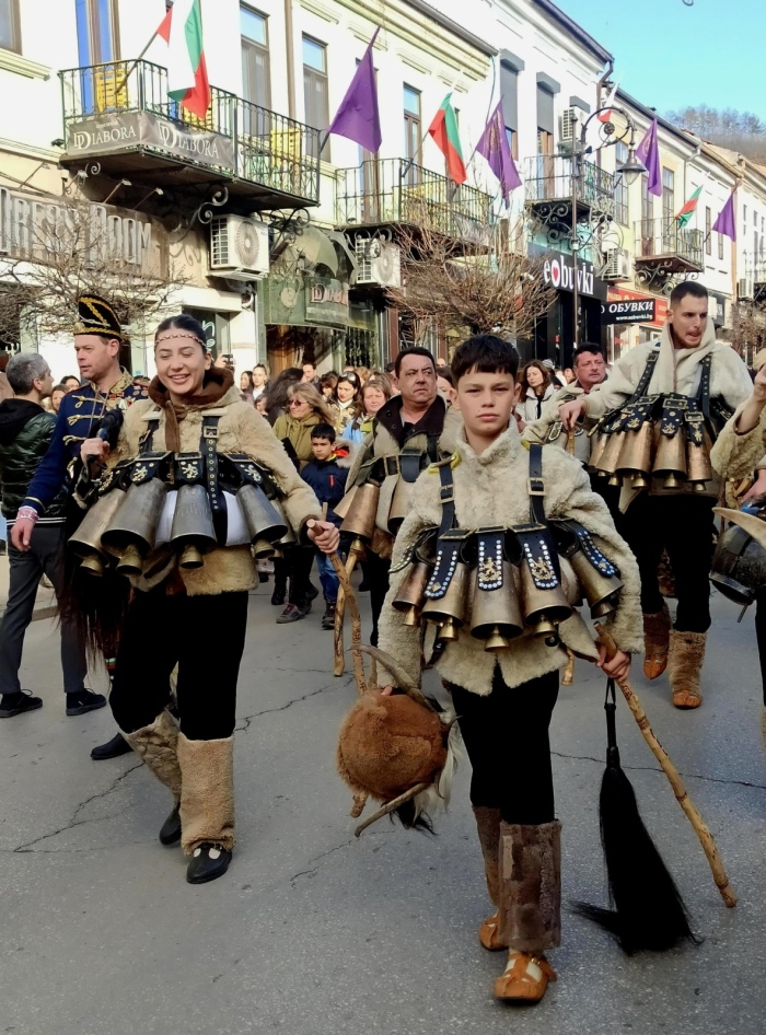 Кукери от Мещица превзеха старата столица със сурвакарски ритуали