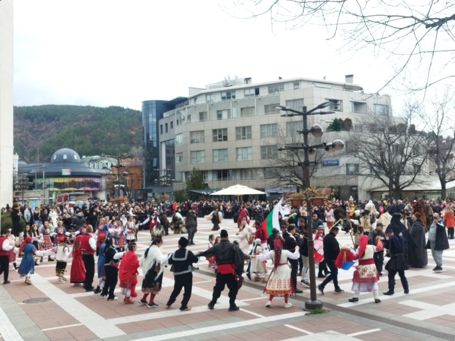 Кукери прогониха злите сили от Благоевград