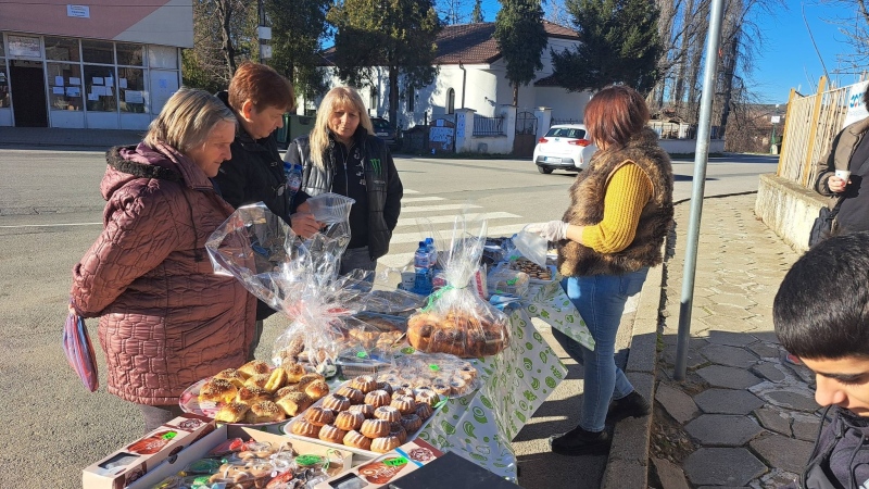 Със средства от базара: Радват бабите в Бараково с подаръци за Бабинден