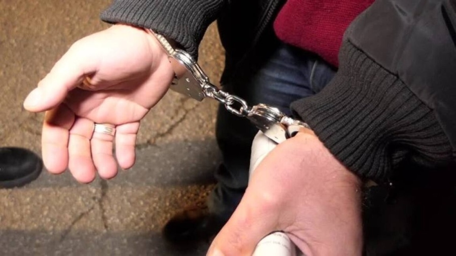 18-годишен от Бобов с близо 10 грама метамфетамин нападна полицай с юмруци, закопчаха го