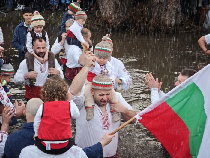 С гайди, тъпани и вяра: Мъжкото хоро се изви в ледените води на Тунджа в Калофер 