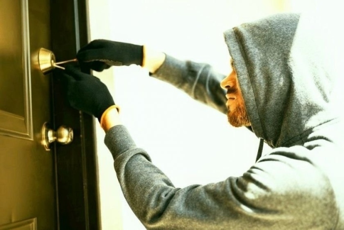 Спипаха крадец „пребарал” в един ден къща и апартамент в Кюстендил