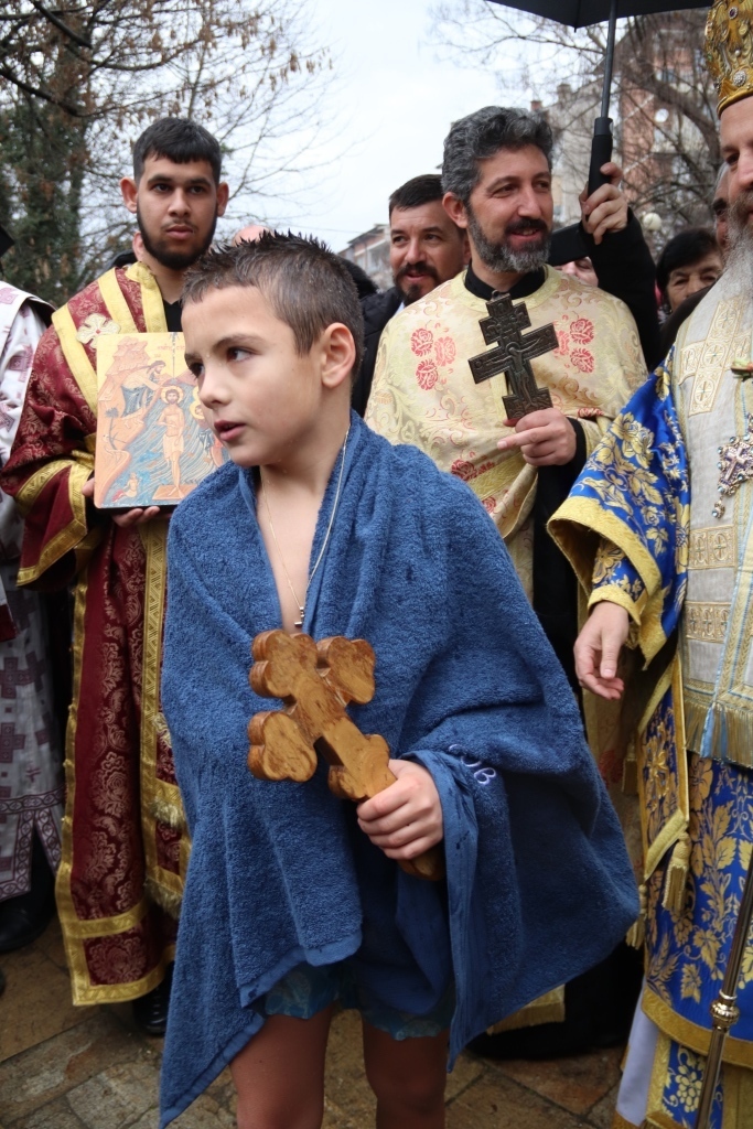 Богоявленско чудо в Гоце Делчев: 10-годишният Васил прегърна Кръста под благословията на митрополит Серафим