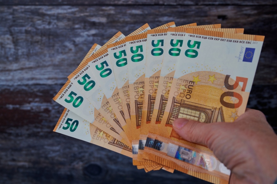 Заплатите в Гърция се топят: Инфлацията изпреварва доходите