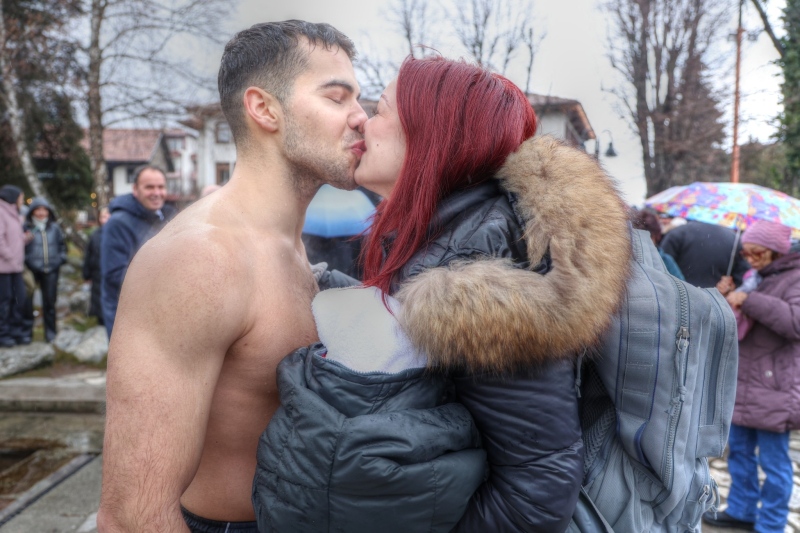 Стефан Анастасов извади разпятието в Банско, стопли го целувка на любимата