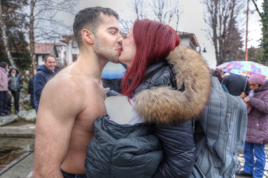 Стефан Анастасов извади разпятието в Банско, стопли го целувка на любимата