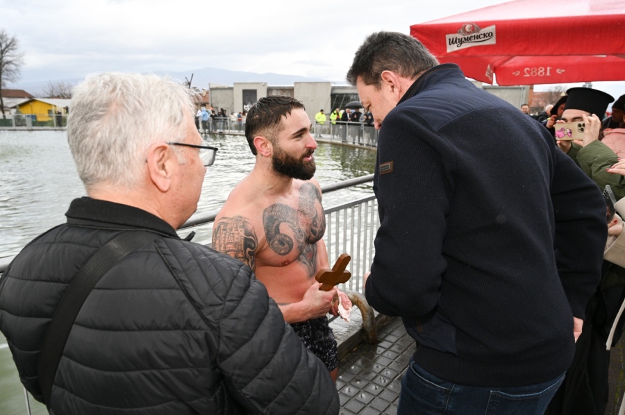 Десетки куражлии  се бориха за кръста в кварталите на Петрич