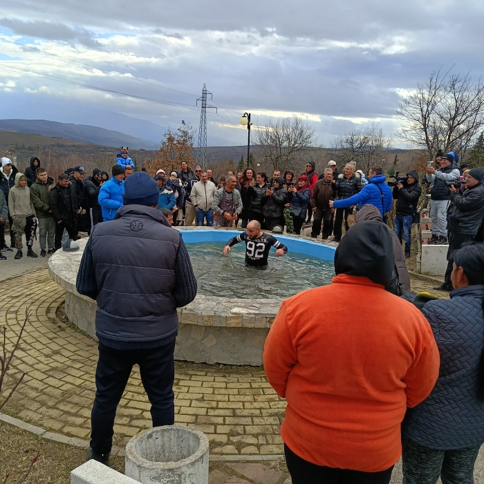 Георги Искрев извади богоявленския кръст в Бобов дол