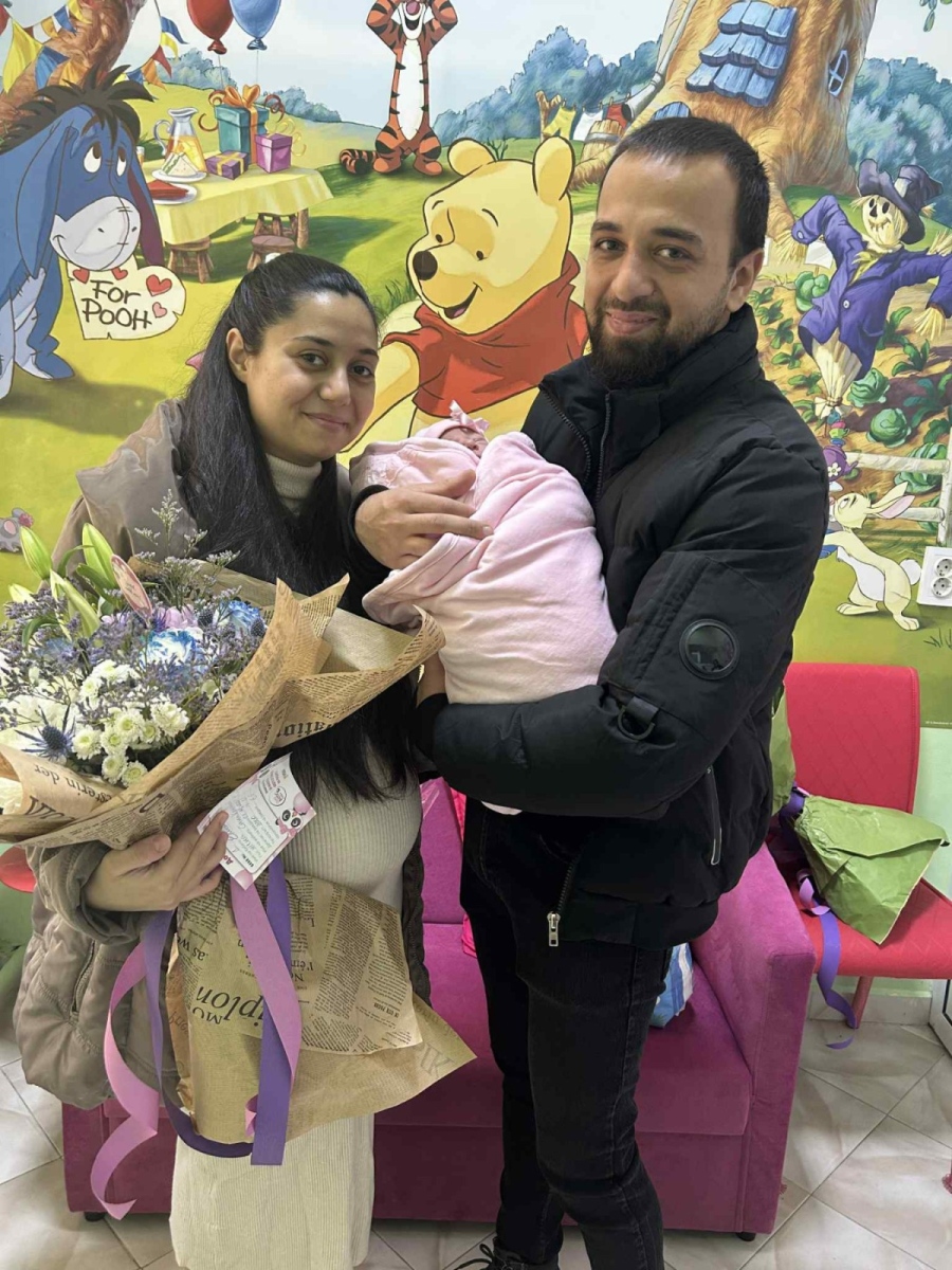 С медальон и специални подаръци посрещнаха първото бебе за 2026 г. в Гоце Делчев