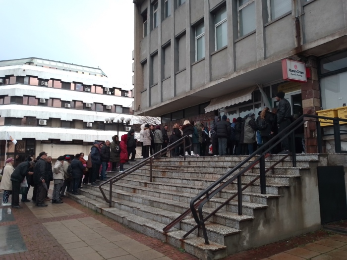 Дупница на опашка за първите пенсии в евро: Едно гише и смесени чувства пред пощата