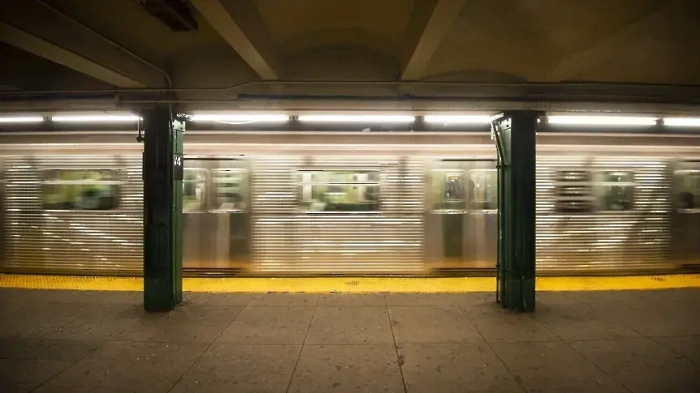 Мъж скочи на релсите на станция Мусагеница в София