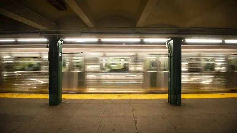 Мъж скочи на релсите на станция Мусагеница в София