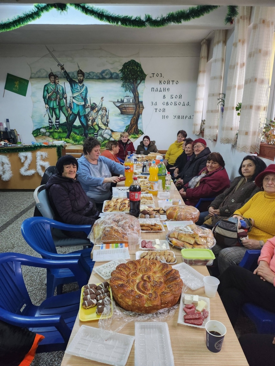 Пороминово почете Бабинден с пожелания за здраве и отрупана с питки трапеза