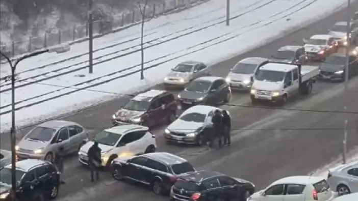 Бой между шофьори в София, един излязъл от колата си с бухалка