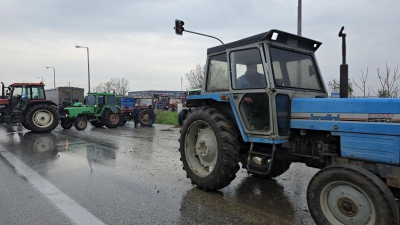 Продължава блокадата на гръцките фермери по границата