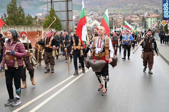 Апостол Апостолов и стотици сърцати българи дадоха начало на „Симитлия – Древната земя на кукерите“