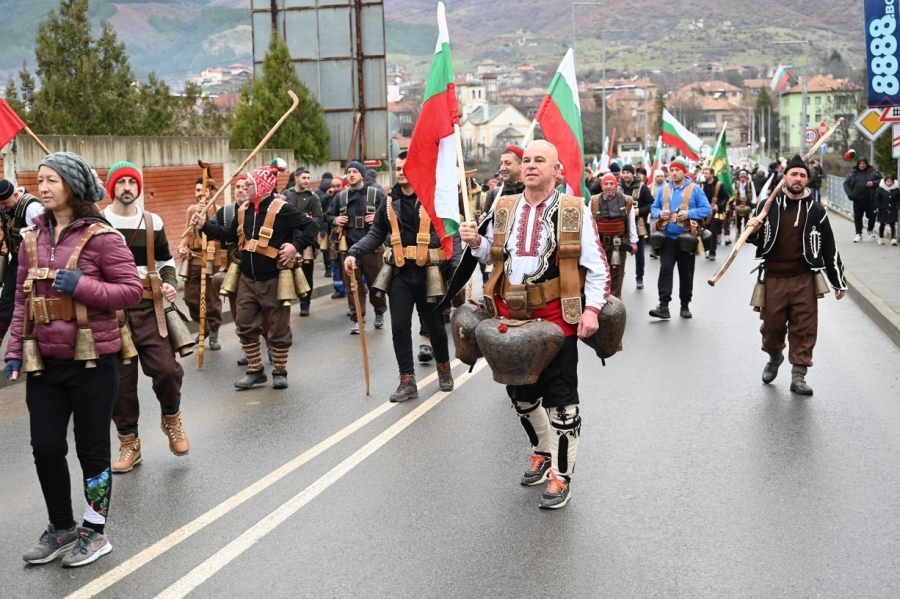 Апостол Апостолов и стотици сърцати българи дадоха начало на „Симитлия – Древната земя на кукерите“