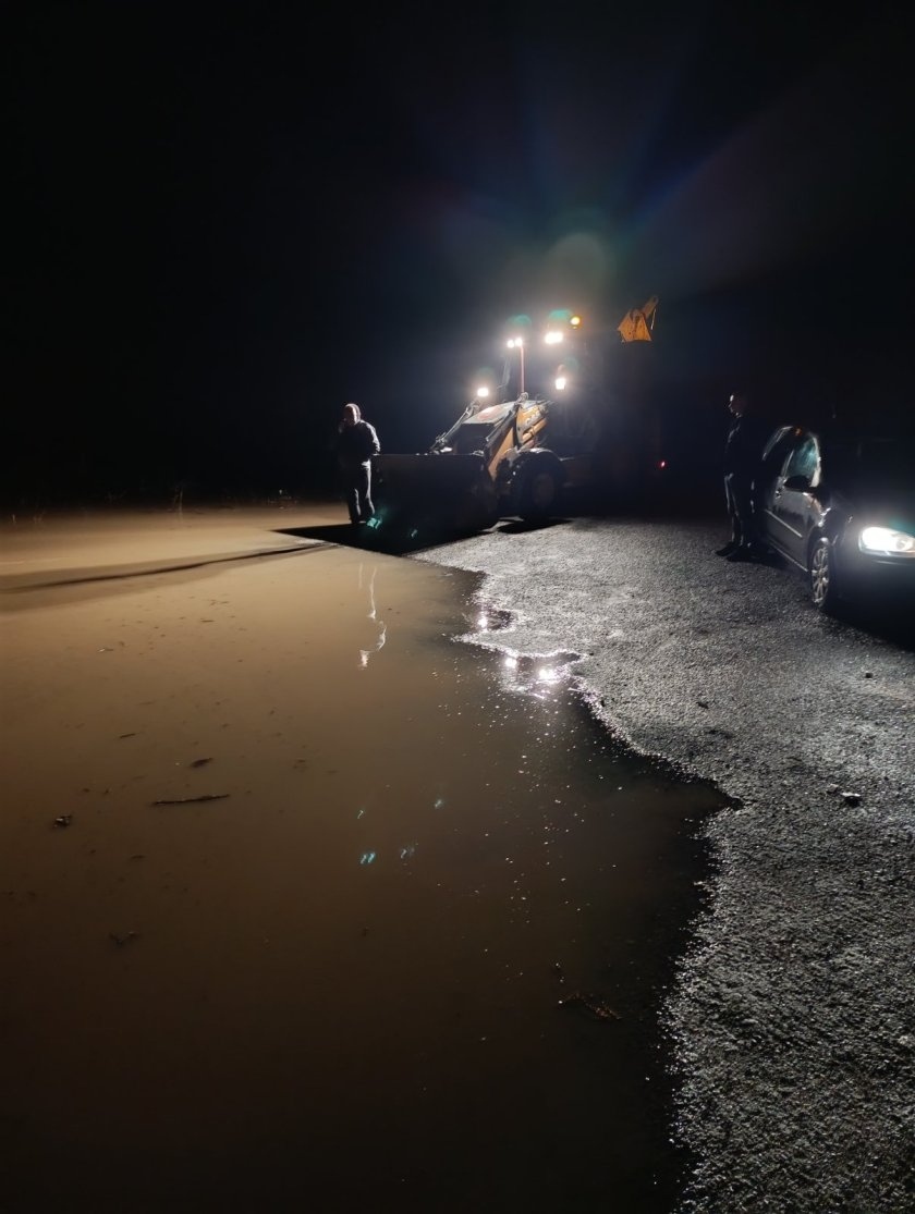 Среднощна битка с водите: Възстановиха скъсаната дига край Батановци, проблемът е от 20 години